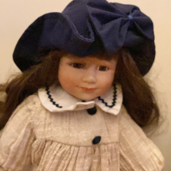 Delton product Corp. Fine collectibles. Two dolls. - Picture 3 of 8